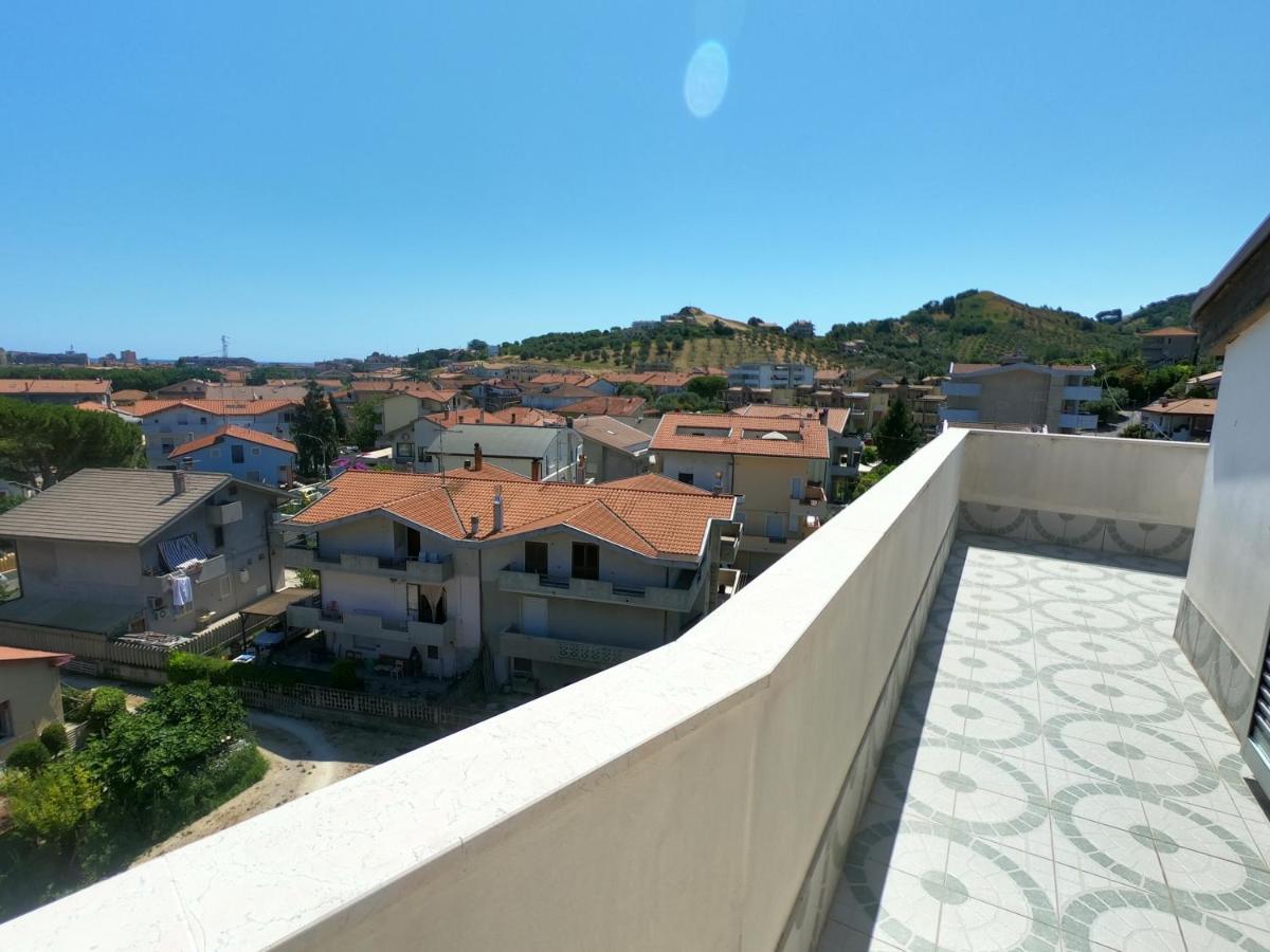 Апартаменты Attico Petfriendly Con Terrazzo, Via Del Borgo Монтесильвано Экстерьер фото
